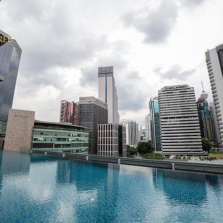 Ph Suites At Pavilion Bukit Bintang Kuala Lumpur Eksteriør billede The swimming pool at the 33rd floor of the hotel